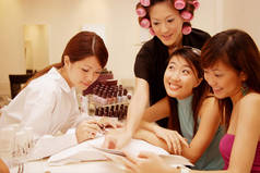 年轻妇女在美容院