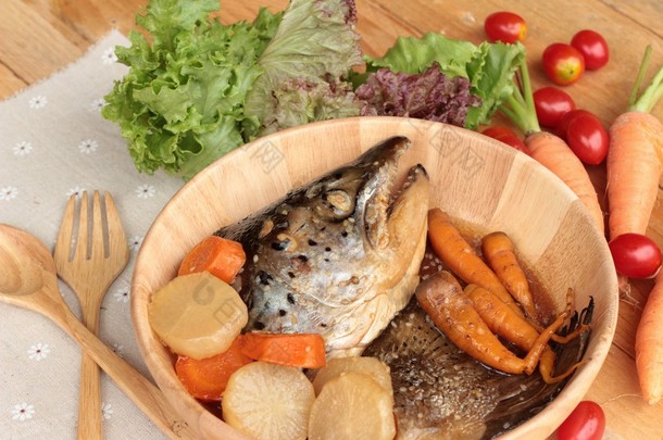 三文鱼头煮熟的新鲜蔬菜 tari 烧酱.