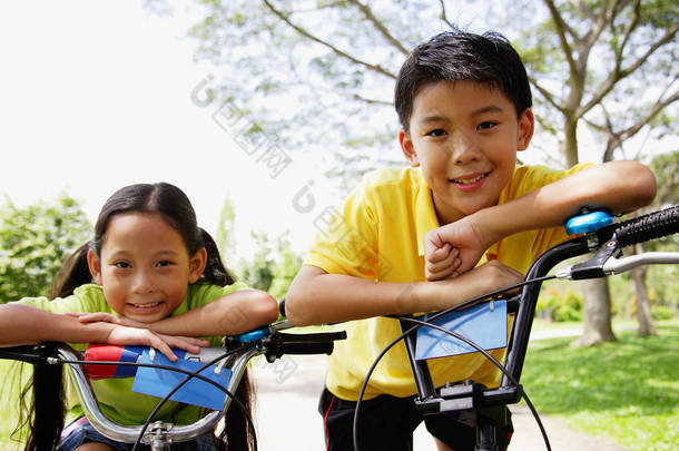 弟弟和妹妹骑自行车