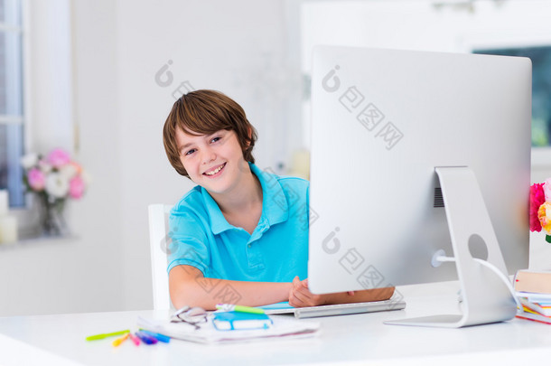 做家庭作业与现代计算机的男孩