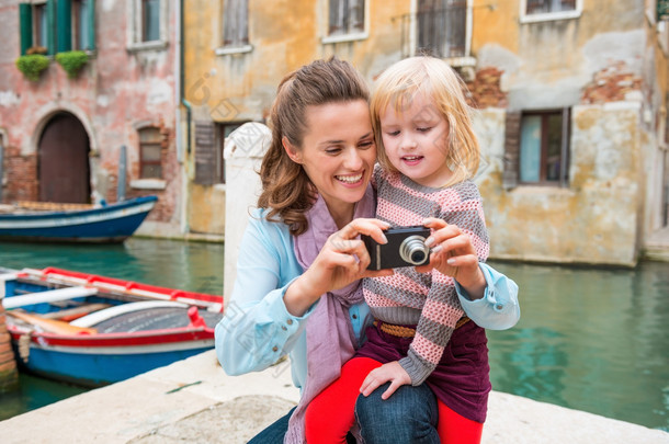 母亲和年幼的女儿在威尼斯看照片