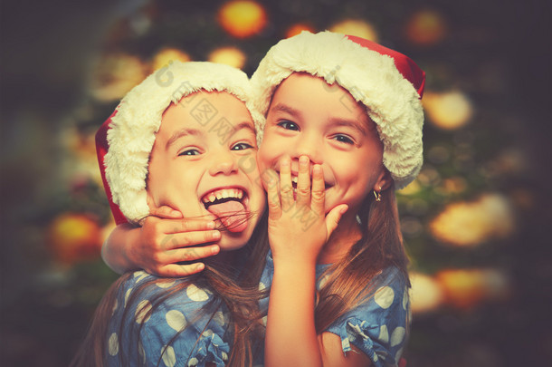 圣诞快乐有趣的儿童双胞胎姐妹 