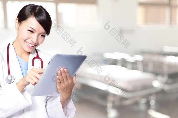 使用 tablet pc 的外科医生女医生