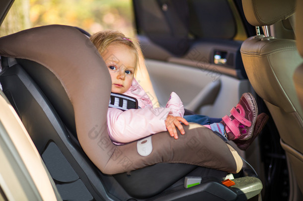 汽车安全座椅的婴儿宝宝<strong>女孩</strong>
