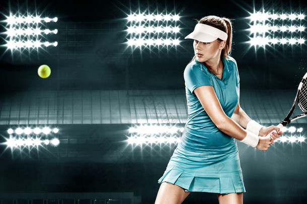 美丽的运动女子网球运动员用蓝色服装的球拍