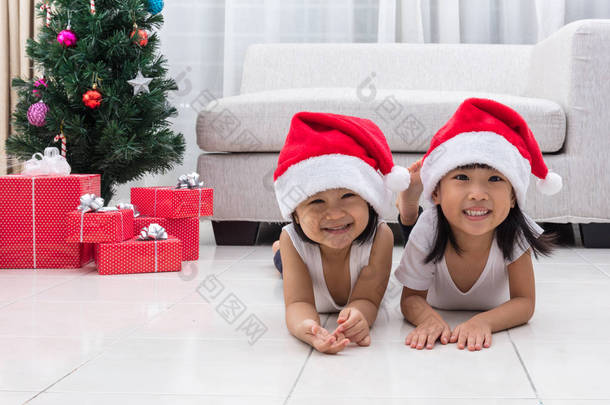 快乐亚洲中国小姐妹庆祝圣诞假期