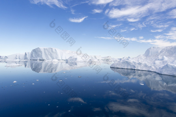 自然和风景<strong>的</strong>格陵兰岛。旅游科学船在冰上。全球变暖现象<strong>的</strong>研究。国际海洋考察理事会和冰山<strong>的</strong>不寻常<strong>的</strong>形式和颜色.