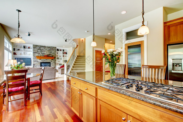 木豪华大厨房、 餐室与红色和花岗岩.