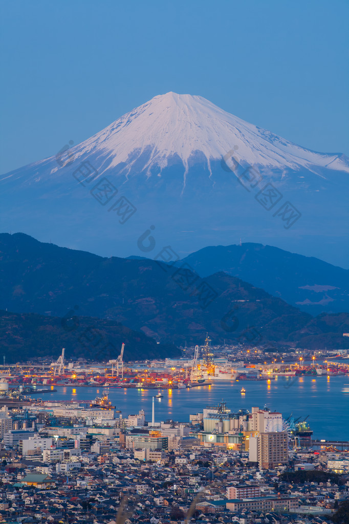 巡逻艇和保加利亚瓦尔纳海港港口内的工业起包图企业站