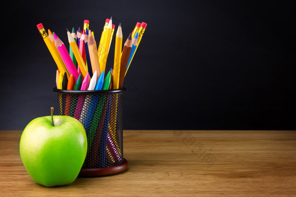 铅笔和桌上的苹果