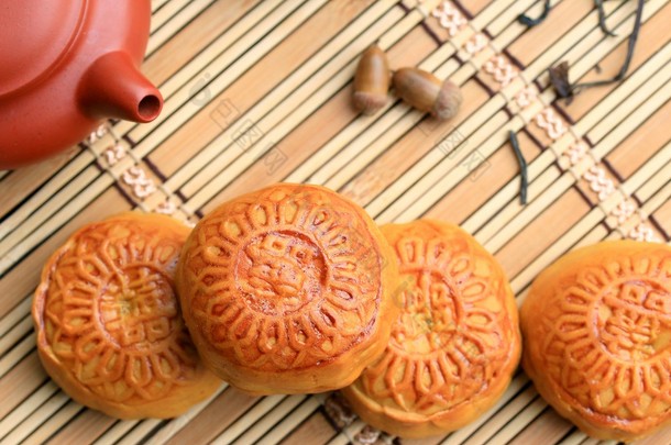 中秋月饼和热茶-中国蛋糕