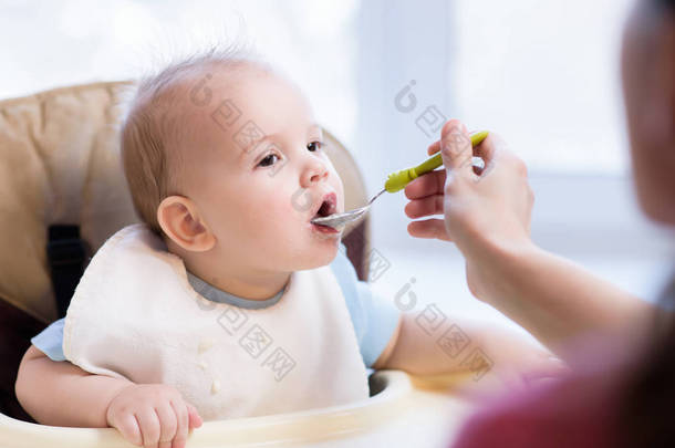 孩子从一个勺子<strong>吃吃</strong>牛奶粥