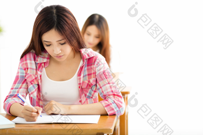 一个年轻的学生和其他学生在一家学校参加新-包图企业站