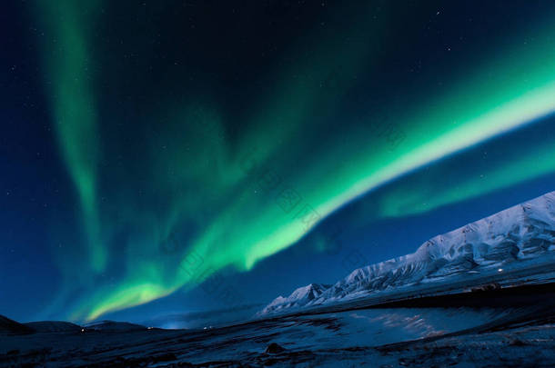 极地的北极光在挪威斯瓦尔巴群岛 