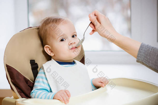 孩子从一个勺子<strong>吃吃</strong>牛奶粥