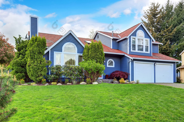 大蓝房子与<strong>白色</strong>的装饰和漂亮的草坪.