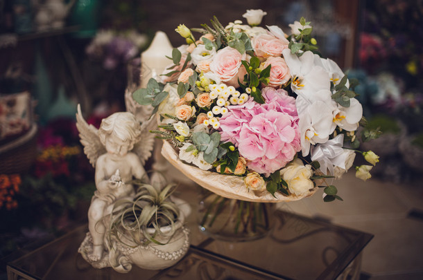 美丽精致的花束在桌子上。花的主题。白色和粉红色