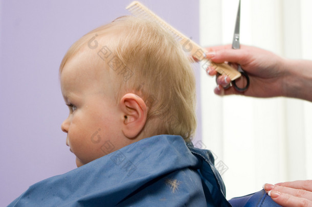 在他第一次理发的严重 1 年婴儿男孩