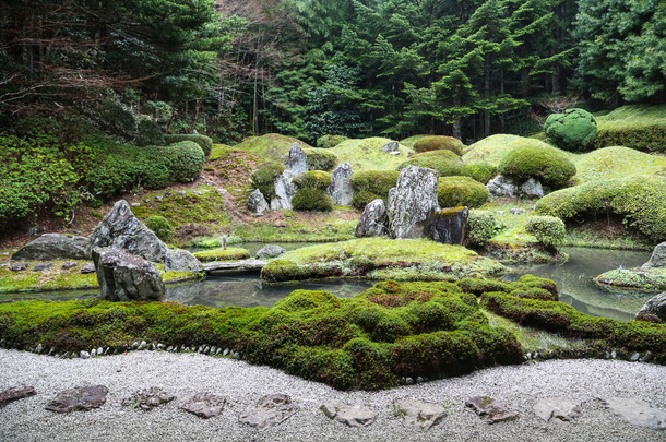 和平日本禅宗花园池塘、 岩石、 砾石和苔藓