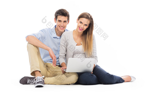 使用笔记本电脑的年轻夫妇
