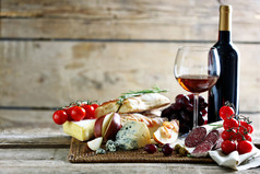 静物与各种类型的意大利美食和葡萄酒