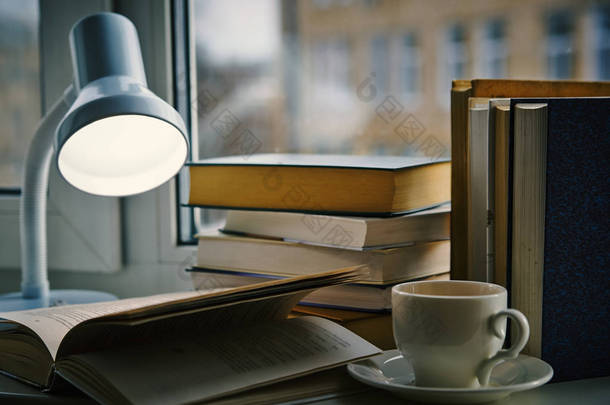 一杯茶，在灯下本打开的书 