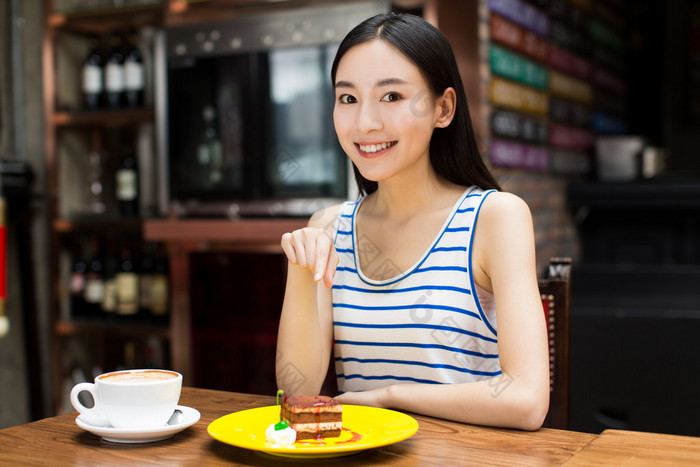 女人喝咖啡和吃早饭. 吃甜点