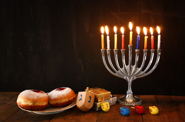 图像的犹太节日光明节与烛台 (传统烛台)、 甜甜圈和木制陀螺 (陀螺)。复古的滤波的图像.