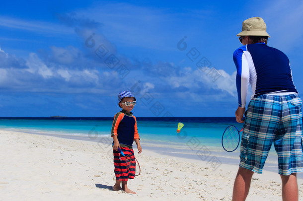 父亲和儿子度假海滩网球