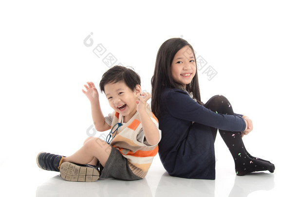 两个快乐的亚洲孩子坐，斜倚在对方的<strong>存在</strong>