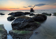 遇难的船上石的海滩，泰国