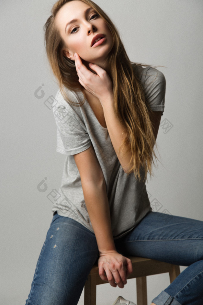 迷人的金发美女的肖像图片-包图网企业站