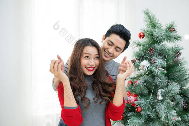 圣诞节亚洲 Couple.Happy 微笑的家人在家里庆祝.