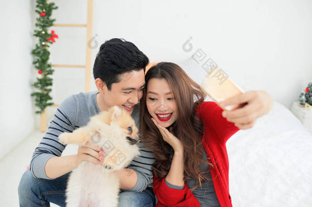 圣诞节亚洲 Couple.Happy 微笑的家人在家里庆祝.