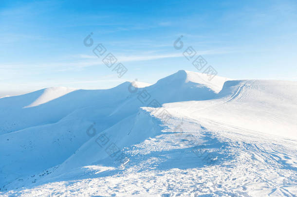  冬山与雪