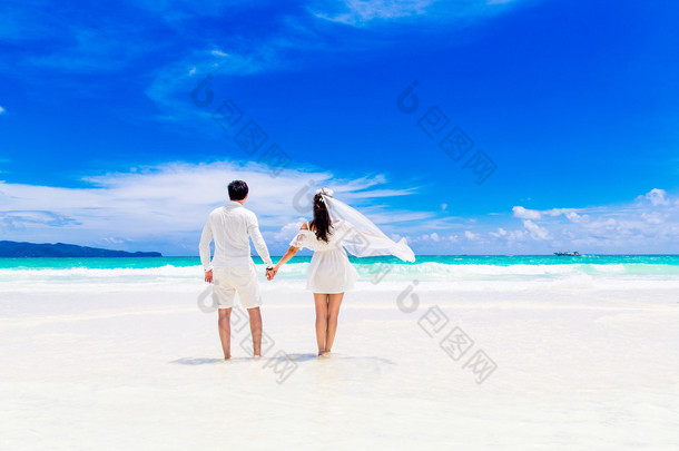 幸福的新郎和新娘在热带沙滩上。<strong>婚礼</strong>和 h