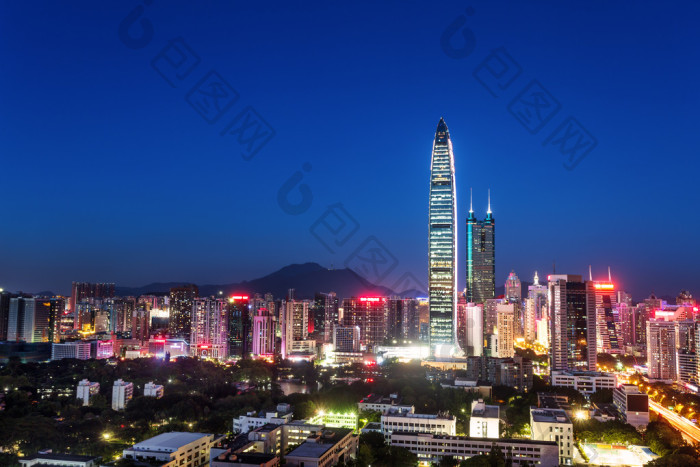 全景图的摩天大楼在现代城市的夜晚-包图企业站