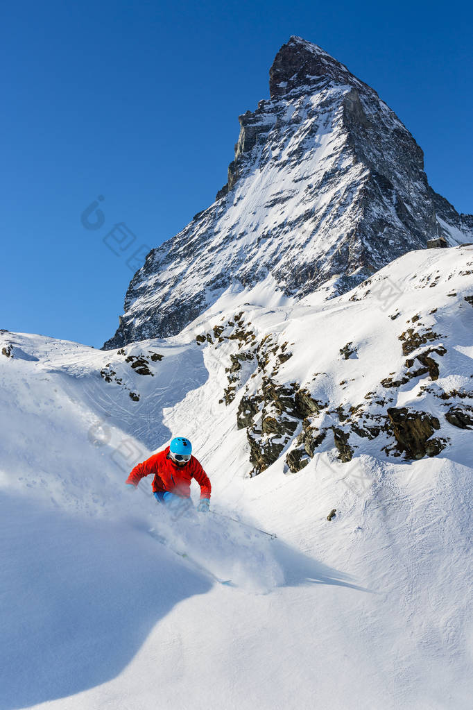 在瑞士高山滑雪的人