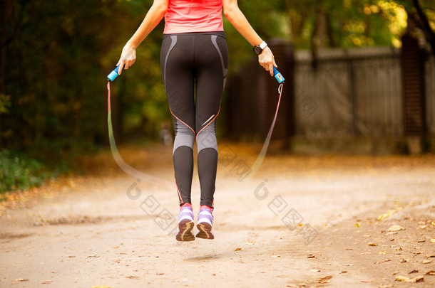 关闭的女人脚<strong>跳跳</strong>绳