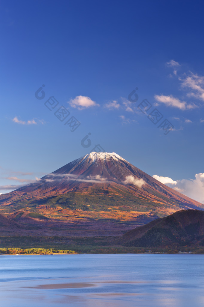 富士山和湖本栖湖，日本在一个明确的下午