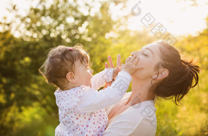 年轻妈妈母乳喂养她的孩子-包图企业站