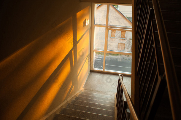 夕阳的光打公寓楼的楼梯