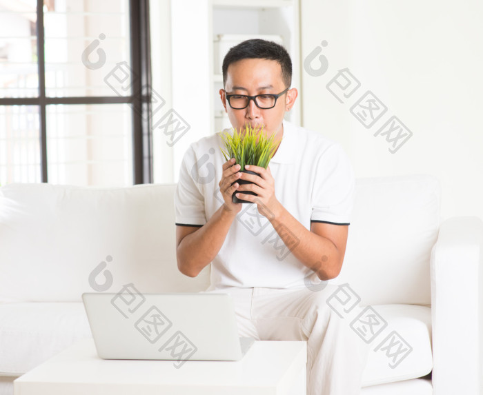 亚洲人嗅草图片-包图网企业站
