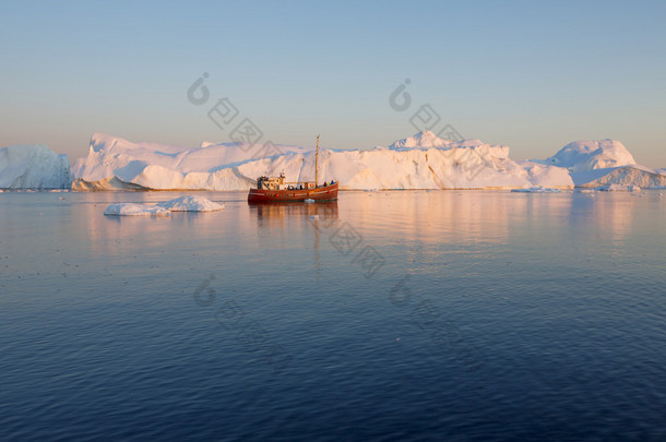 格陵兰岛与船的自然景观