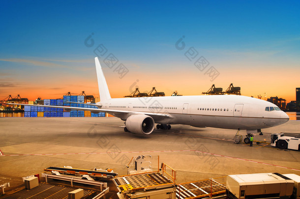 海运和空运货物飞机装载贸易货物在机场骗子