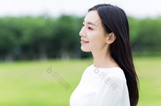漂亮的中国女孩在公园里的笑容