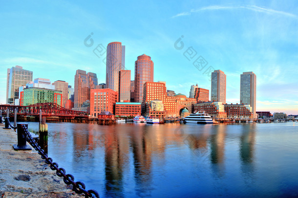 波士顿的天际线，与金融区和波士顿港在日出全景