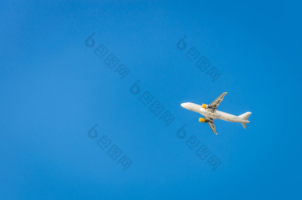 飞机在蓝色的天空。伊维萨岛机场的出发