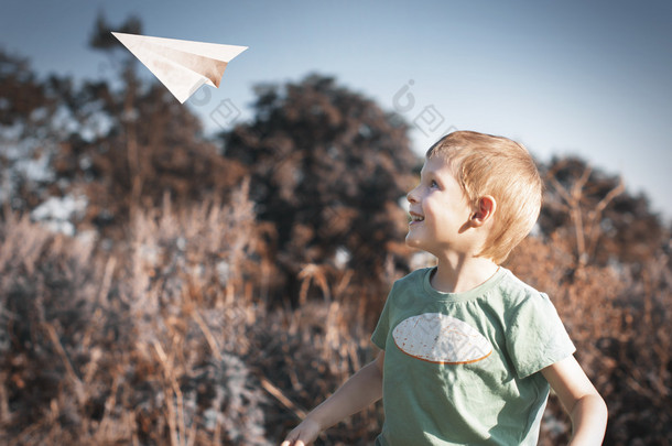 小孩在玩纸飞机