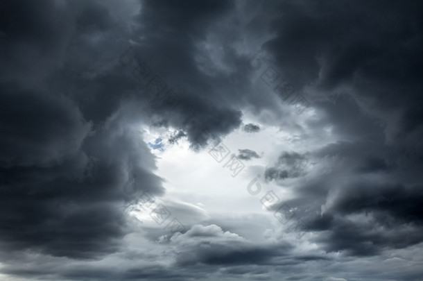 风雨如磐的<strong>天空</strong>背景